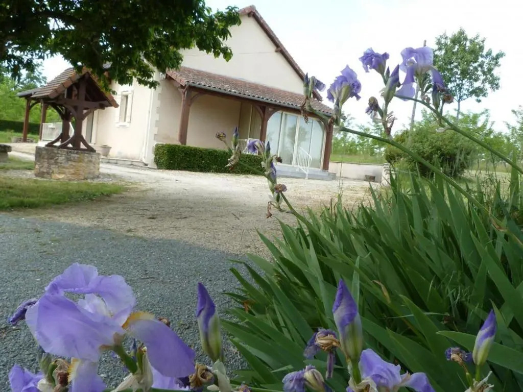 Maison spacieuse avec cheminée et grand jardin à Thiviers - FR-1-616-133