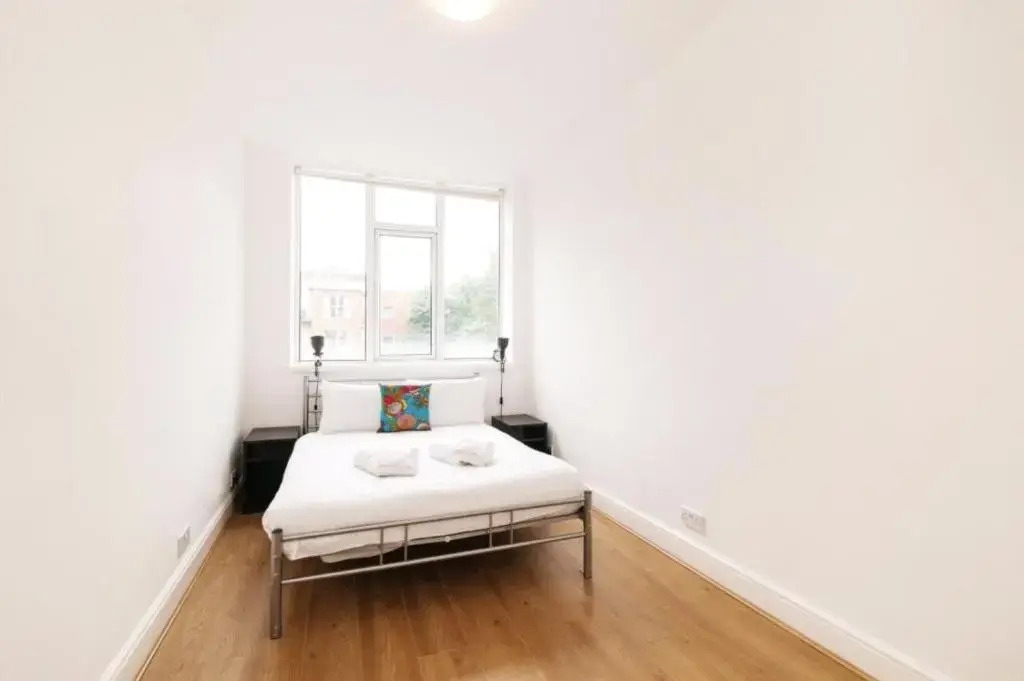 Bright Central London Apartments by DC London Rooms