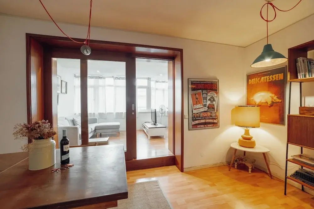 HostWise - Modern & Bright Studio