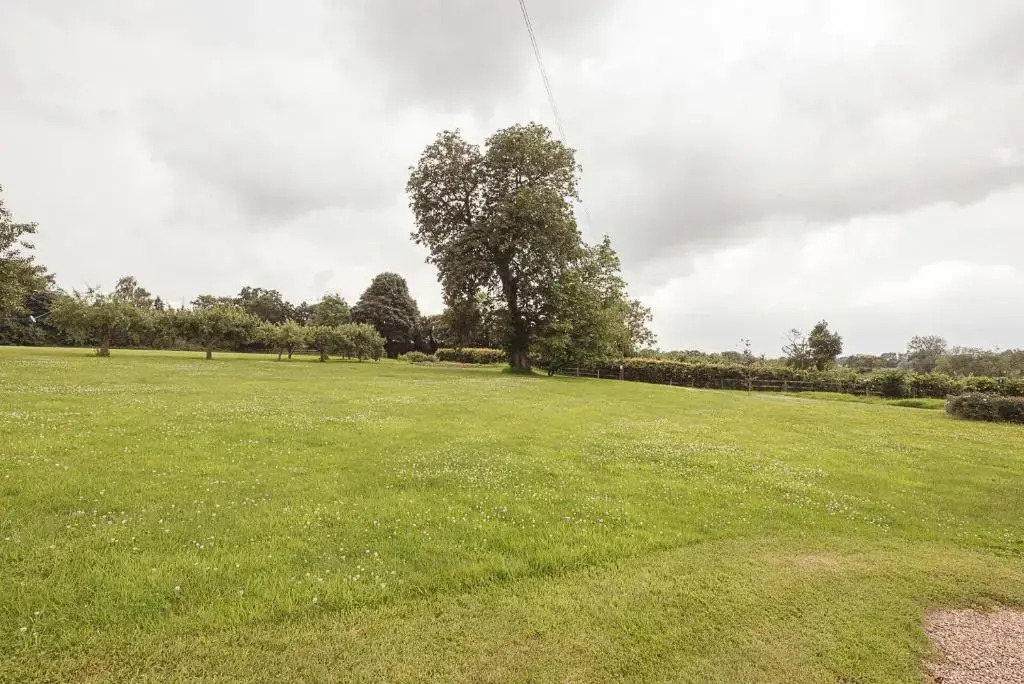 Grove Farm Bungalow with swimming pool, Dallinghoo