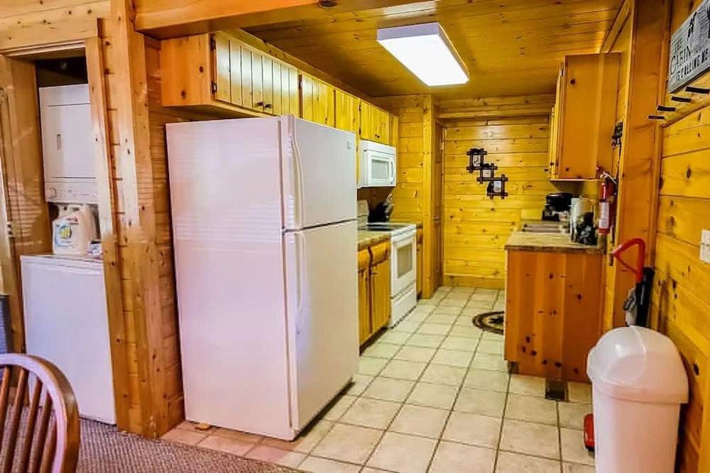 Across the Creek Cabin by Beyond Expectations With Hot Tub