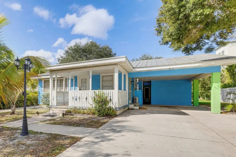 Walk to Shops & Dining: Downtown Stuart Home
