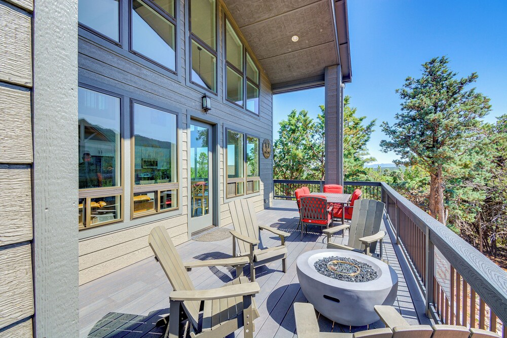 Hot Tub + Deck: Mtn-View Pine Getaway