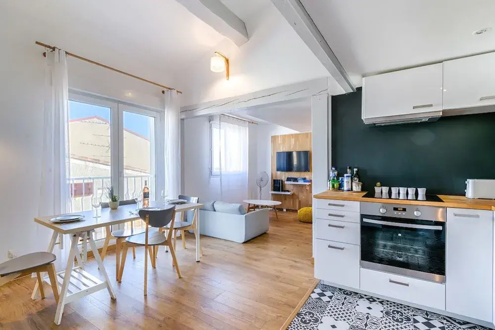 Quiet Duplex - Private Garage - Close to Transport