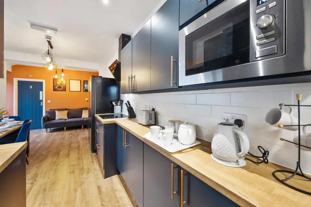 The Mount 7 bed house Sleeps 14 ENSUITE Free HS WIFI TVs in rooms CITY CENTRE Inspire Homes
