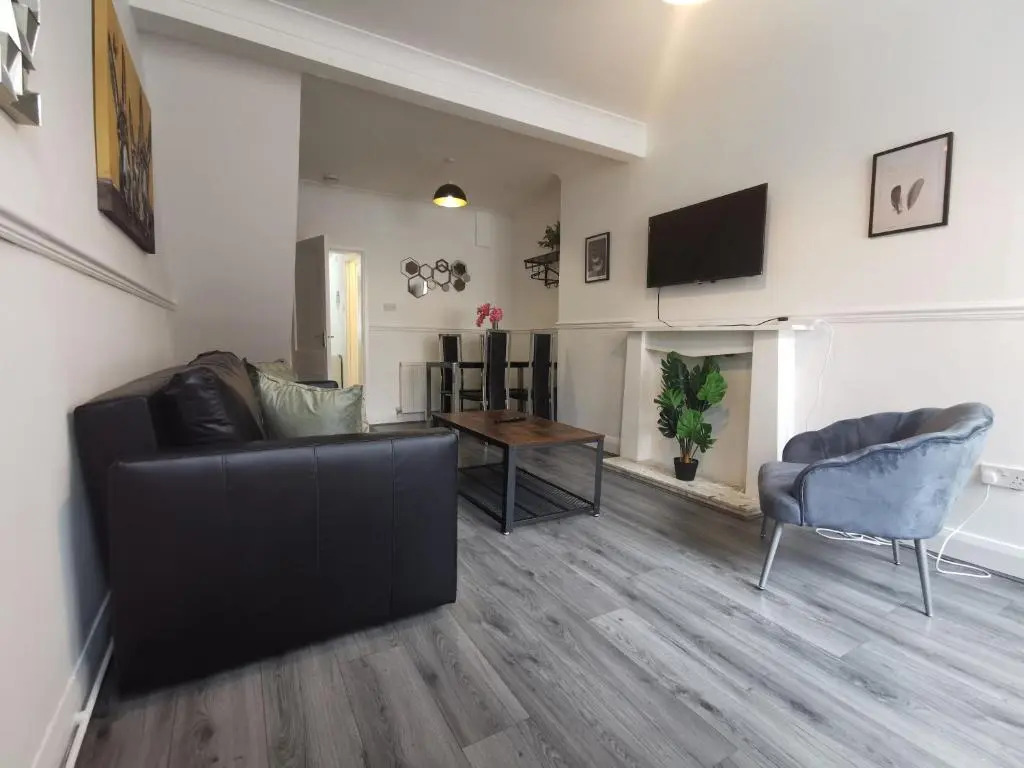 Cozy 2 Bed House - FREE Wifi and Parking - Anfield Liverpool Home