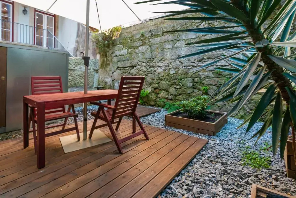 Low Cost Parking - Private Garden - Almada 392