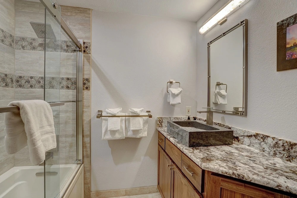 4br Renovated - Sleeps 12- Downtown Breck by RedAwning