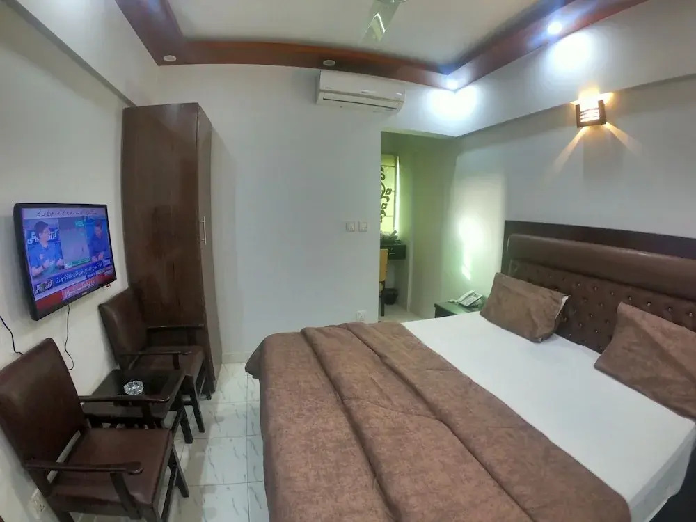 Stayflix Entire Private Room, DHA