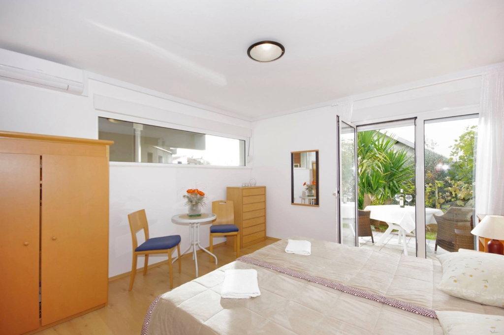 Studio apartment JaVi - free private parking: SA2 Trogir, Riviera Trogir