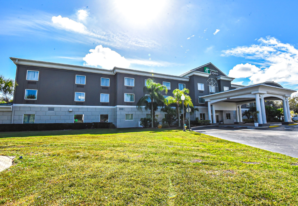 Holiday Inn Express & Suites Cocoa by IHG