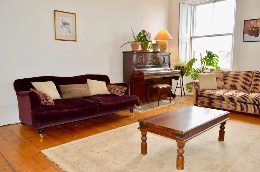 Sophisticated 2 Bedroom Edinburgh Flat Near Old Town
