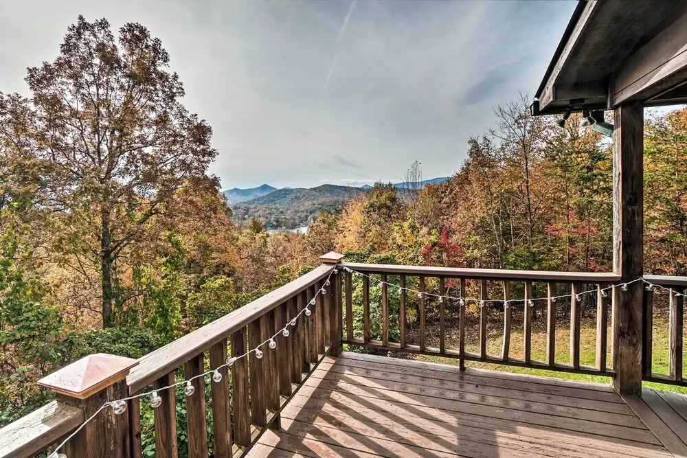 Hiawassee Cabin w/ Mtn Views < 1 Mi to Lake!