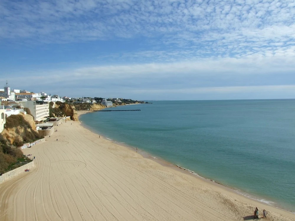 Holiday 1 Bed Apartment With Pool in Albufeira