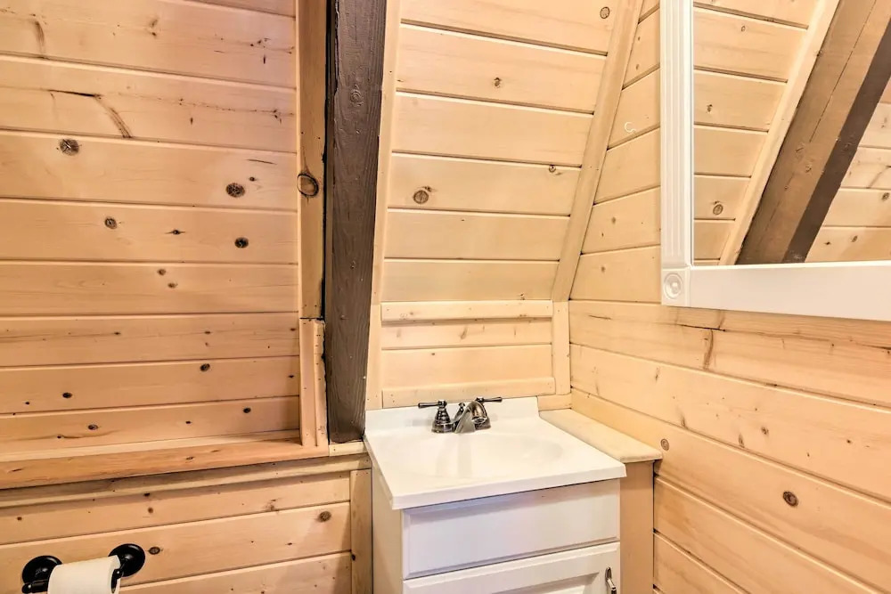 Spacious Duck Creek Village Cabin w/ Hot Tub