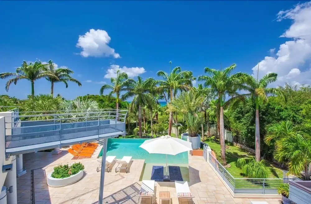Exclusive Location, Heated Pool, Walk to the Beach, AC, Free Wifi, Concierge Services