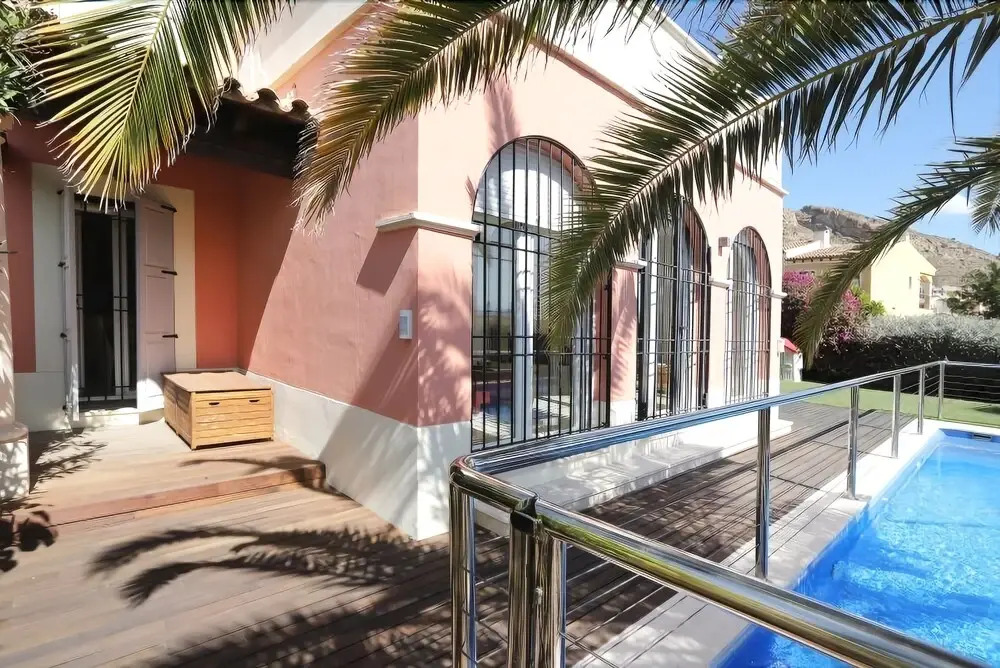Luxury Villa Located In The Exclusive Area Of Finestra