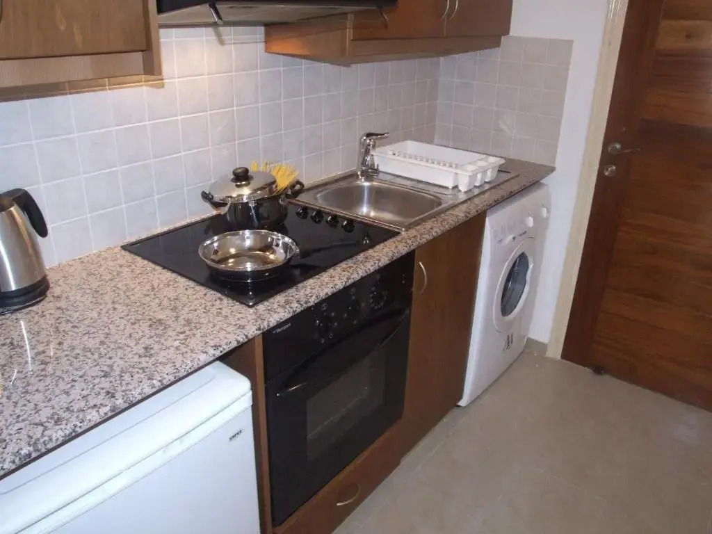 Studio with shower room E3, full kitchen, poolside, FREE WIFI