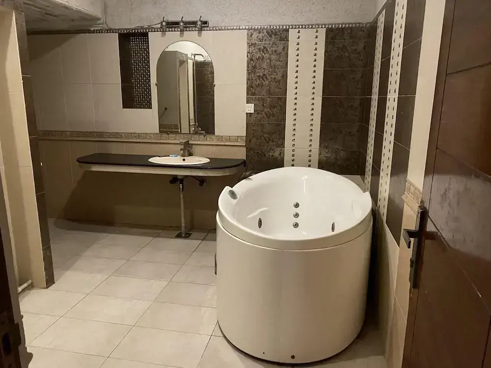 Guest House Near Movenpick hotel Centururs and Centurus Mall islamabad