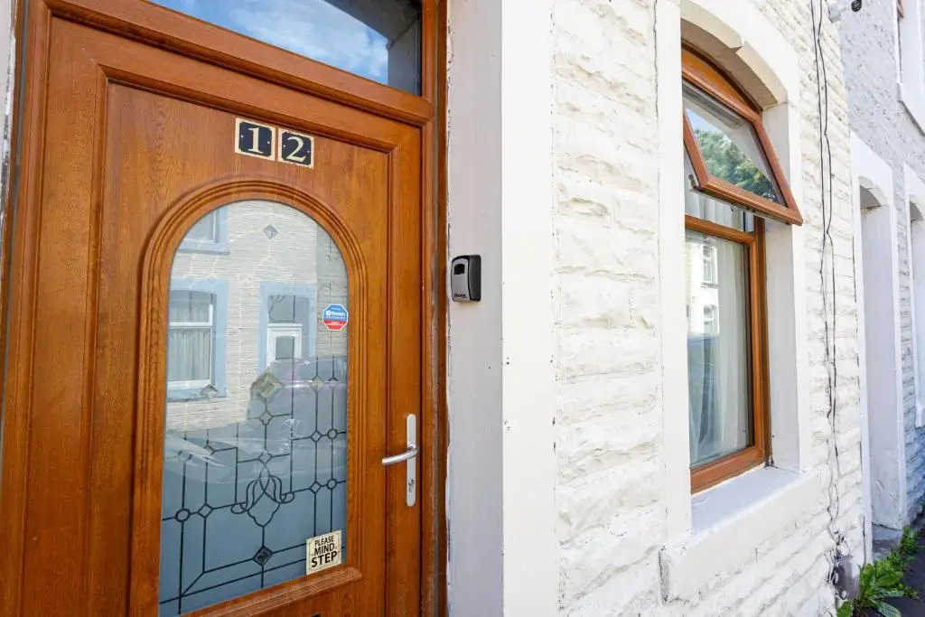 4 Beds Sleeps 6 - Elegance Leisure Stay, Burnley
