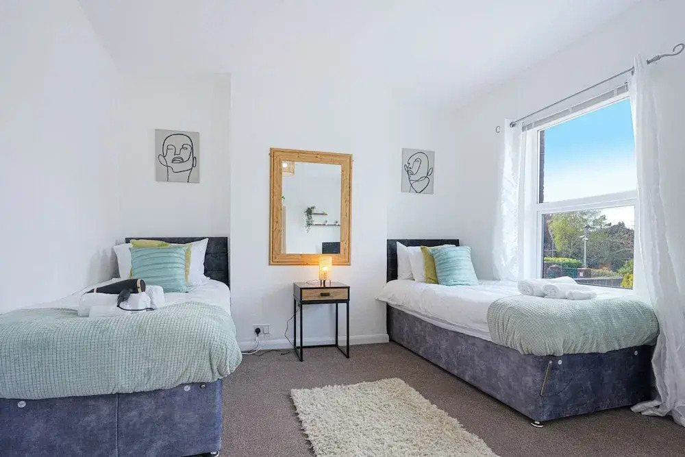 5 Bed House - Sleeps 10 - Parking - Wifi