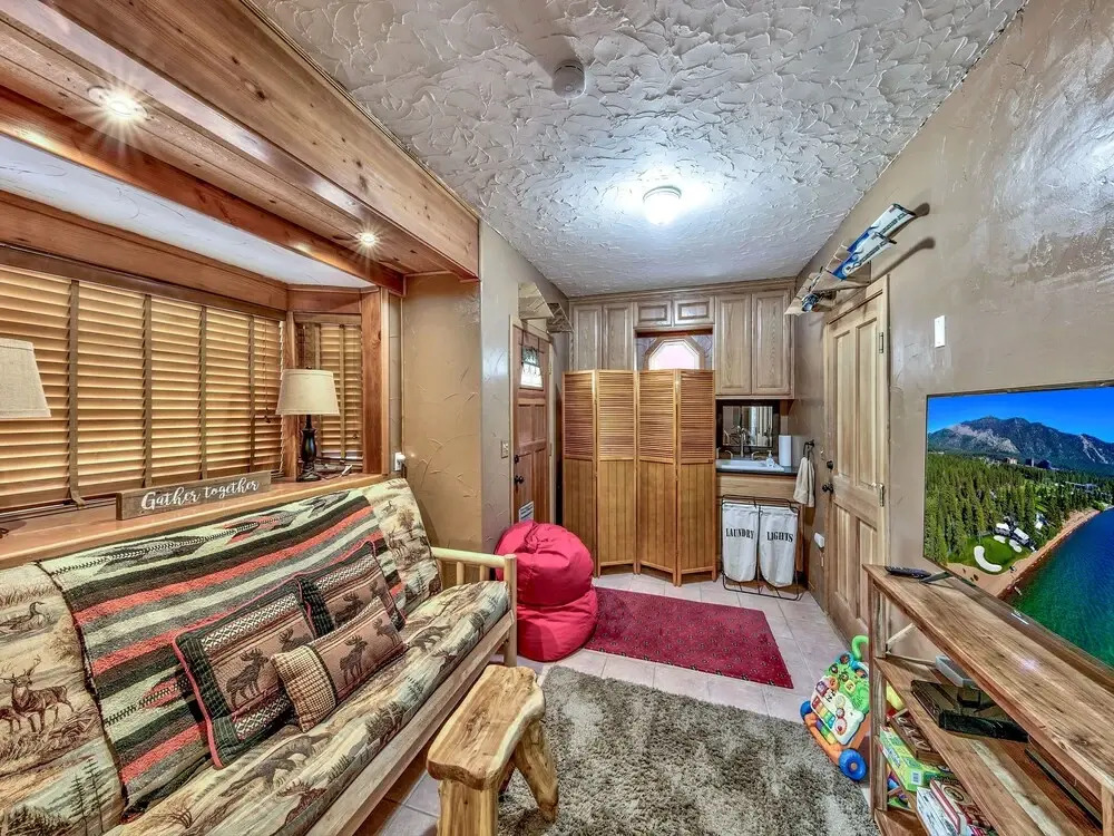 2556h Lazy Bear's Den 2 Bedroom Cottage by RedAwning