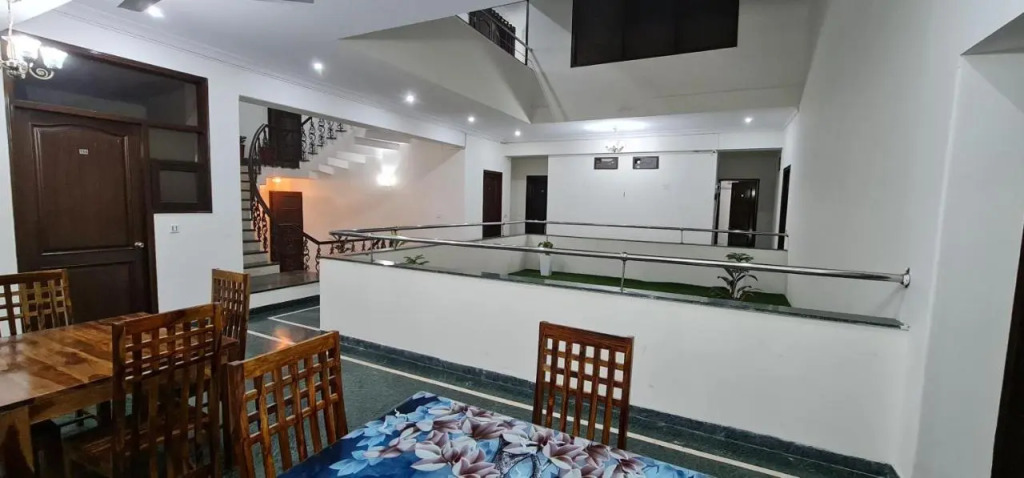 Nook Inn & Suites - 2 Min Walk From MG ROAD METRO