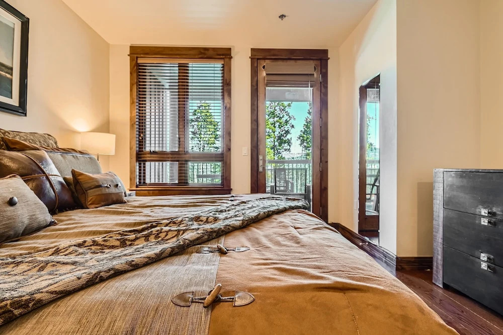 Bluesky 505 4 Bedroom Condo by RedAwning