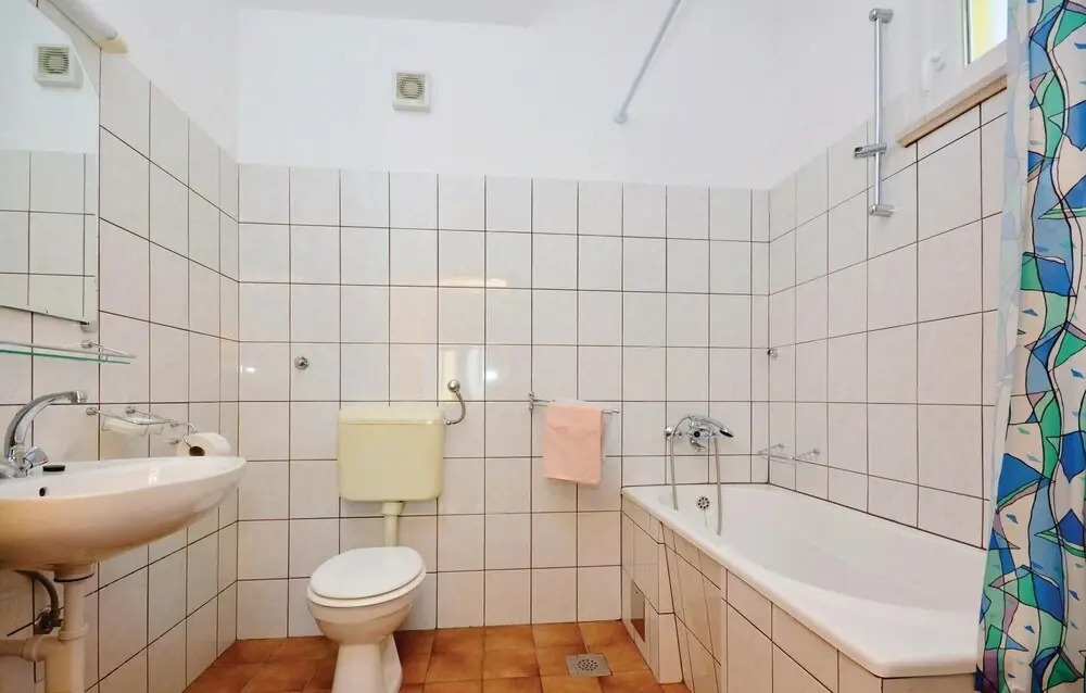 Beautiful Home in Lokva Rogoznica With Wifi and 4 Bedrooms