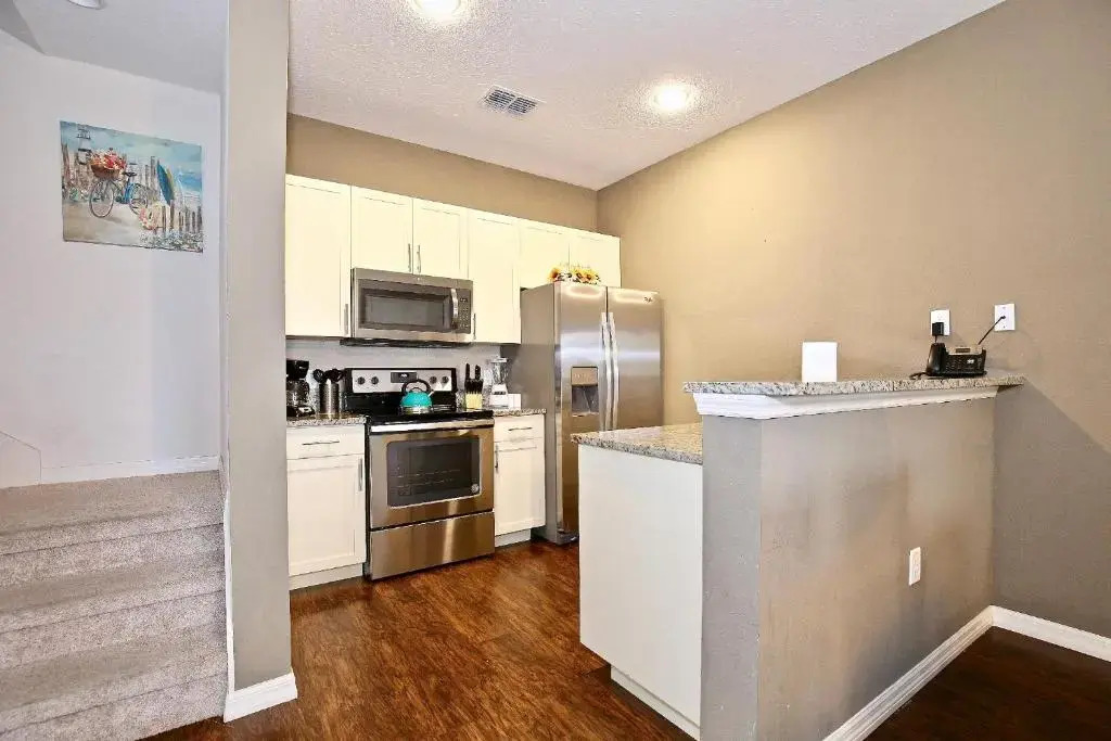 Fantastic Townhouse in Lux community sleeps 8! 10 min to Disney