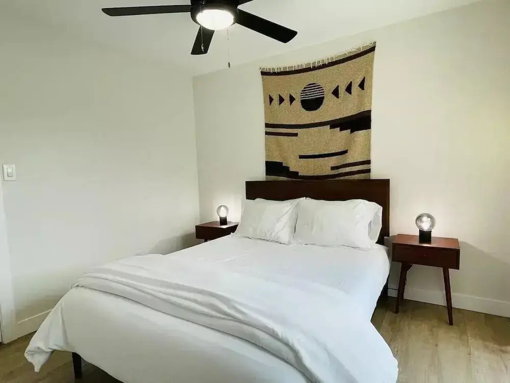 Walkable OTS Mid Century Condo-Pool