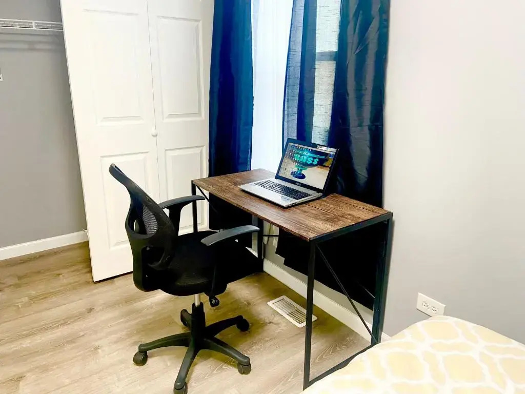 EMALUX Condo Near Downtown,Bus,Train,Hospitals,United-Center,Fulton Market