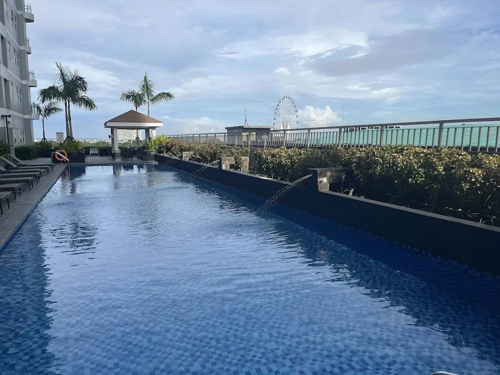 Luxury Bay Condo Near MOA With Balcony Free Wi-fi