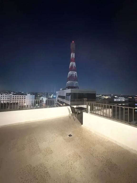JRE Cozy Rooftop Near Al Services 23