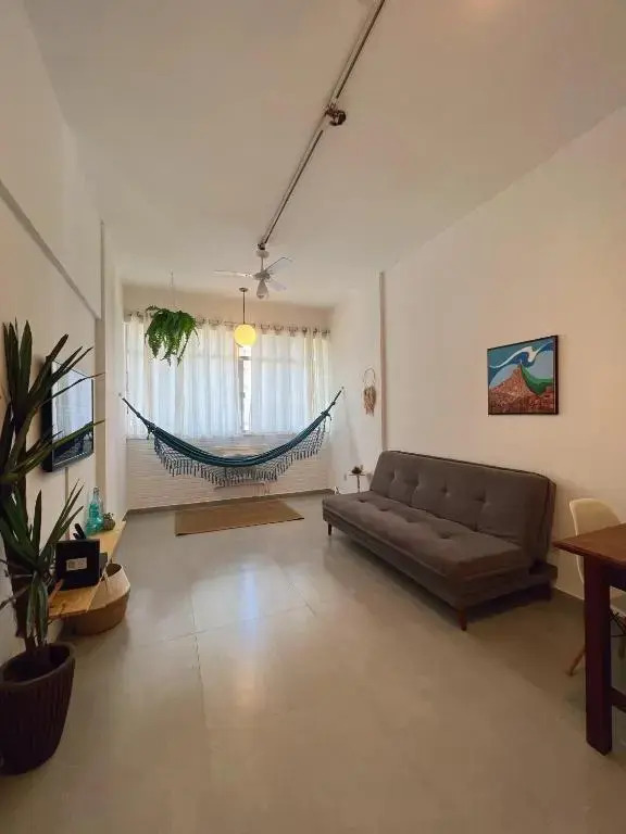 Copacabana Beach! Aconchegante apartamento na quadra da praia.