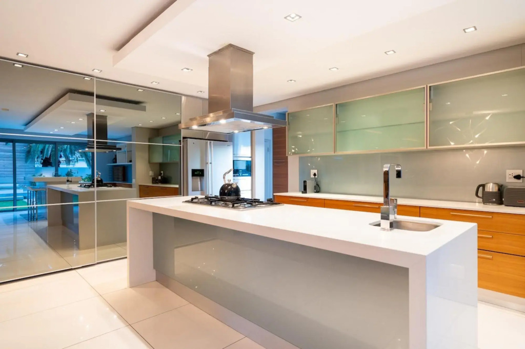 Amara Lincoln - 100m From Camps Bay Beach