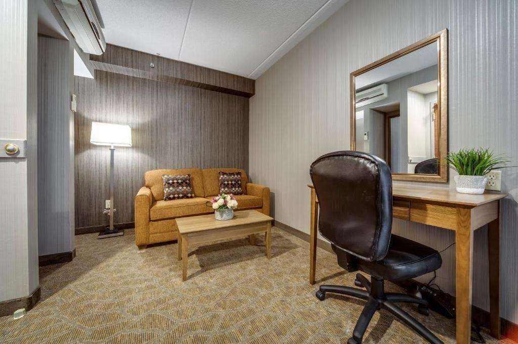 Monte Carlo Inn Oakville Suites