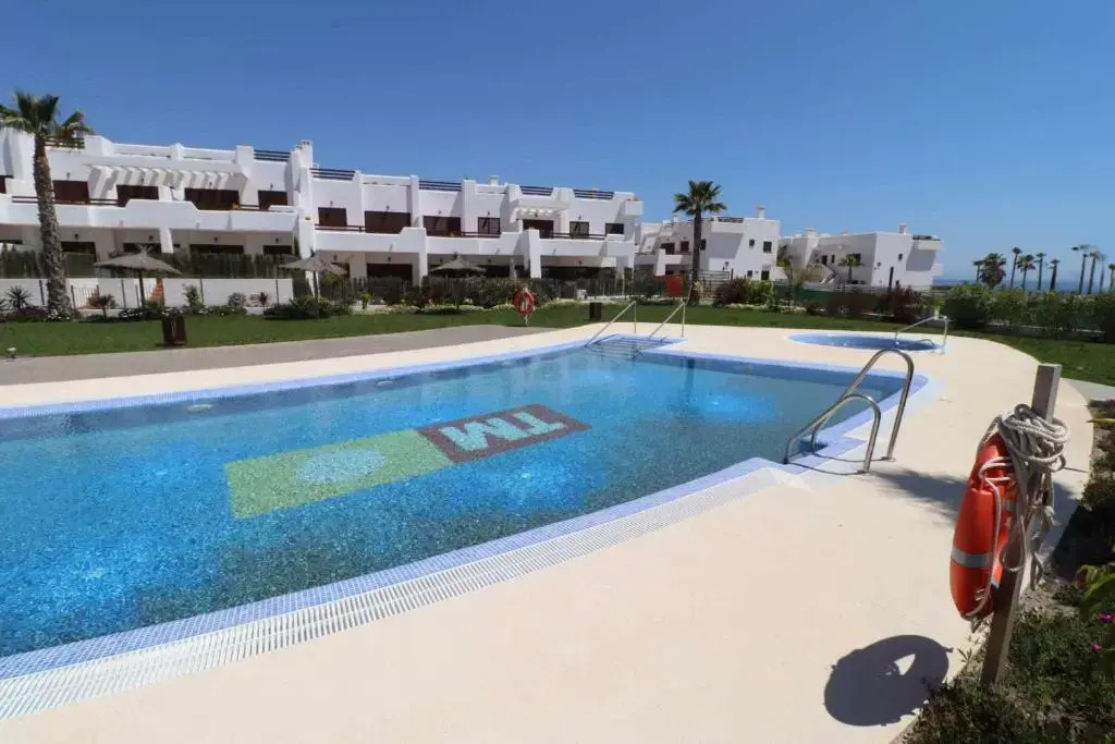 Los Veleros apartamento frente al mar con azotea y piscina compartida