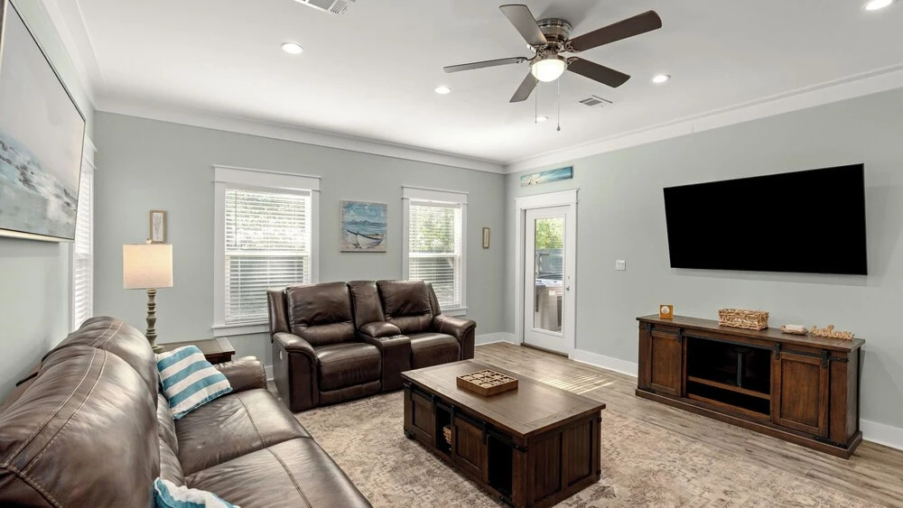 Central Pines by Avantstay 30A Wooded Retreat Hot Tub + Private Yard Near Beaches