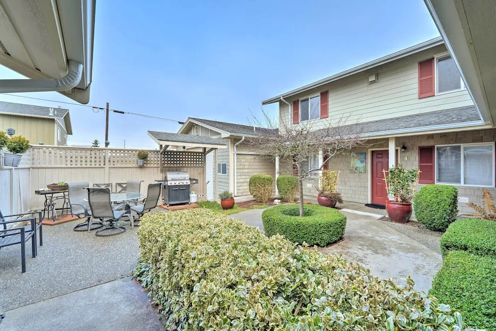 Anacortes Condo - Walk to Town, Marina, + Bay!