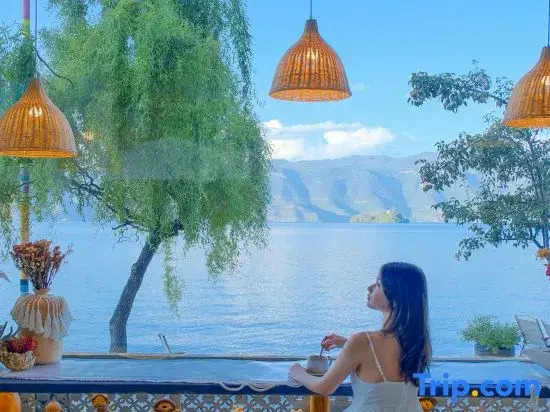 Lugu Lake Scenic Area Shuitian Yishe Loft Lakeview Vacation Apartment