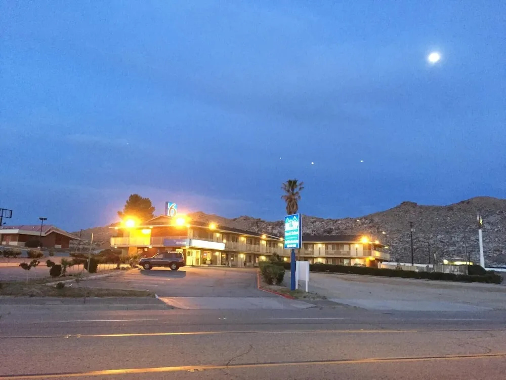 Hilltop Inn & Suites