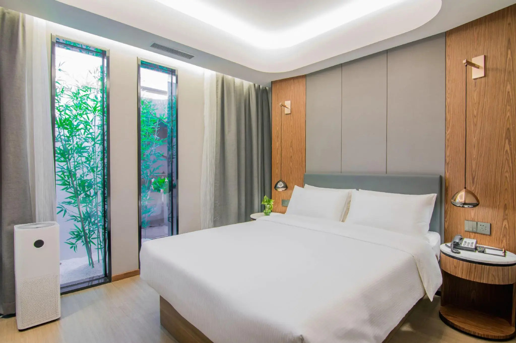 Yitel Collection (Shanghai Qiantan Sanlin world Creative Park) Road)