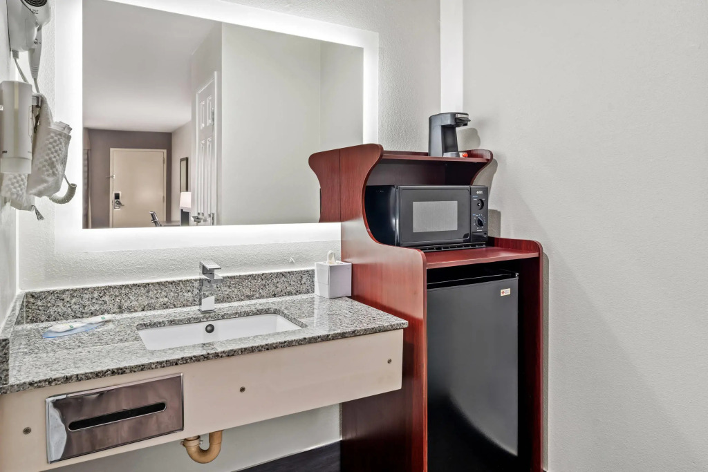 Quality Inn & Suites near Robins Air Force Base