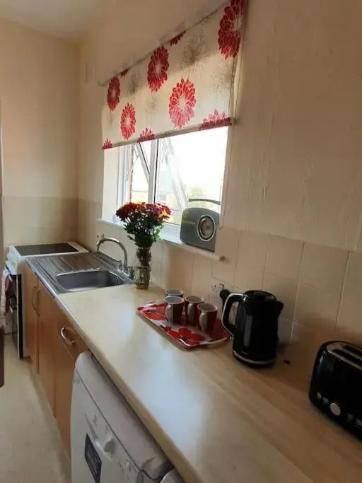 Polly's Place - A lovely 3 bed flat, near to beach with free parking