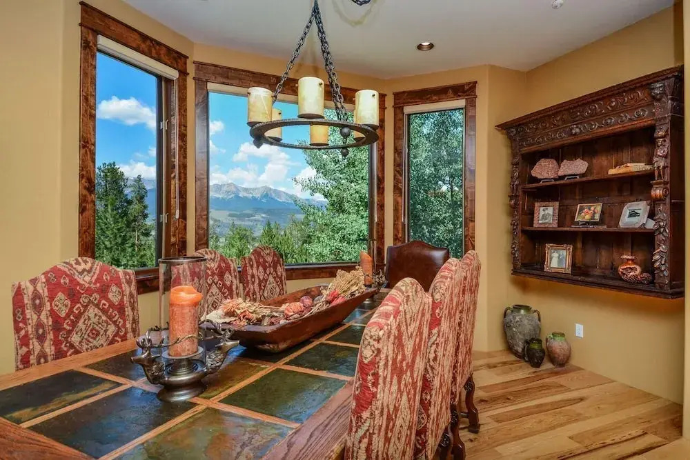 Alpenglow Peaks Lodge