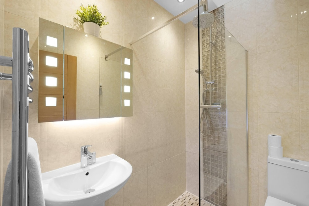 Modern Comfort 2-Bedroom, 2-Bathroom House
