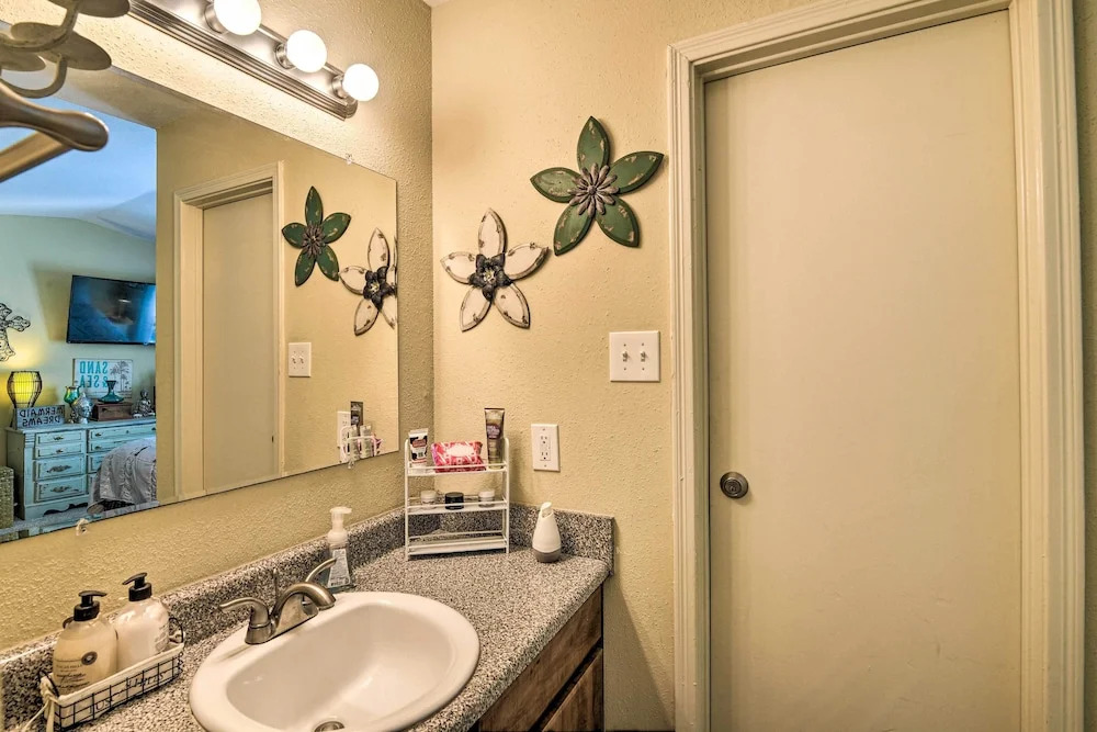 Refreshing Galveston Condo w/ 2 Balconies!