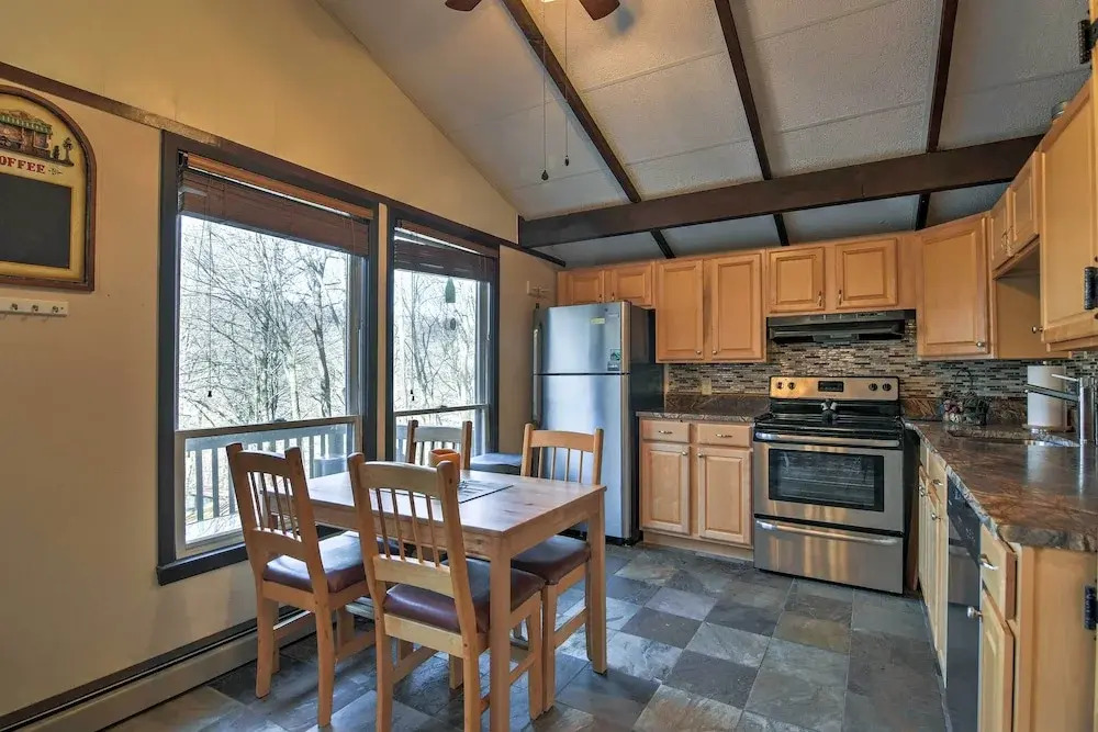 Family Retreat w/ Trail Access in Beech Mountain!