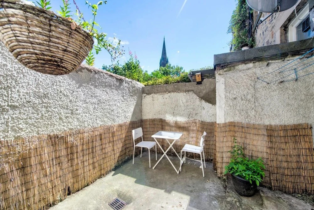 Central Apartment With Private Courtyard Space